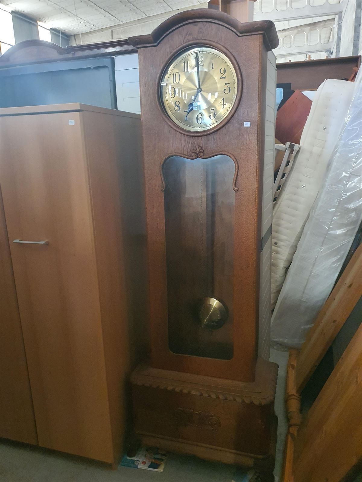 Reloj de Pie de Madera – Esfera Dorada y Péndulo - Imagen 4