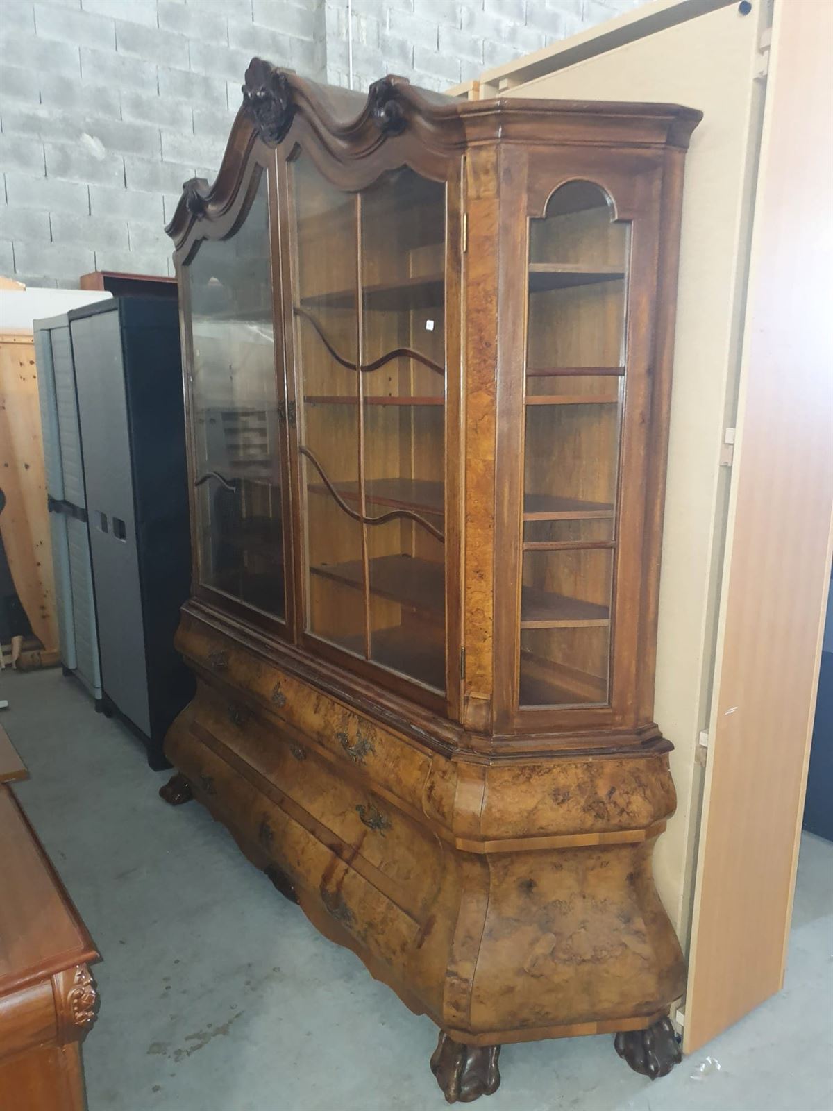 Vitrina Antigua de Estilo Luis XV en Madera con Chapa de Raíz y Herrajes Ornamentales - Imagen 1