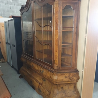 Vitrina Antigua de Estilo Luis XV en Madera con Chapa de Raíz y Herrajes Ornamentales - Imagen 1