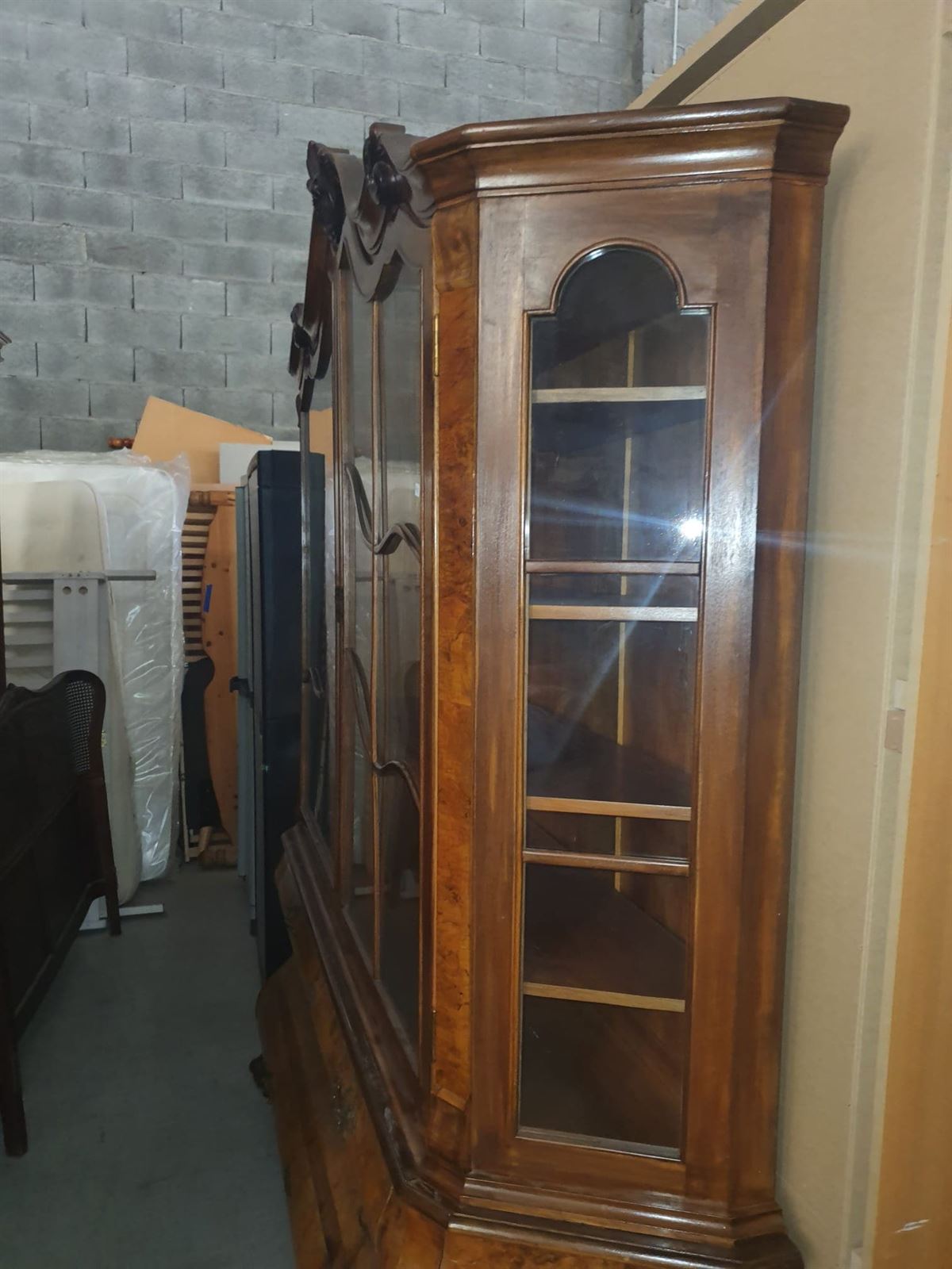 Vitrina Antigua de Estilo Luis XV en Madera con Chapa de Raíz y Herrajes Ornamentales - Imagen 11