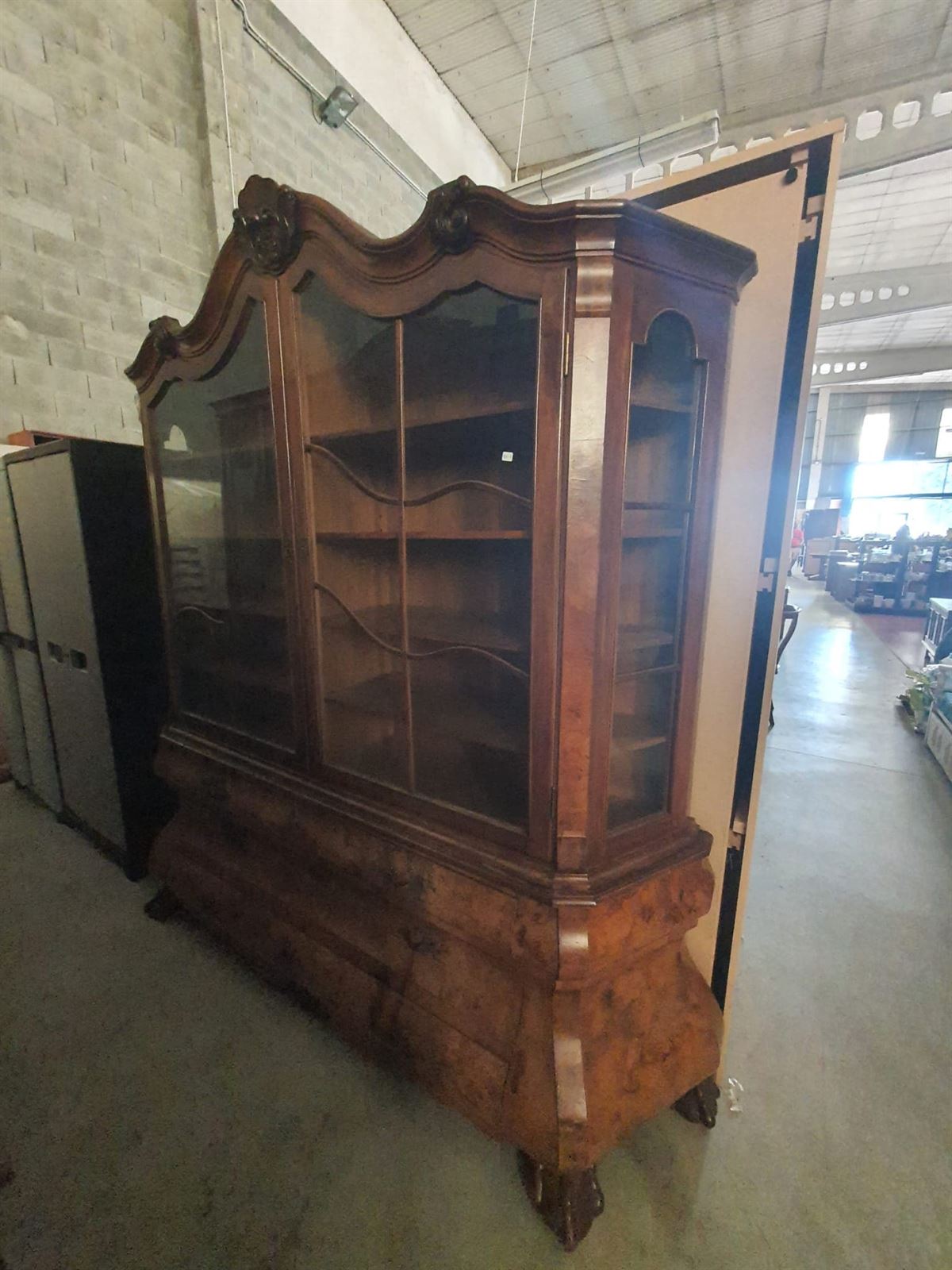 Vitrina Antigua de Estilo Luis XV en Madera con Chapa de Raíz y Herrajes Ornamentales - Imagen 2