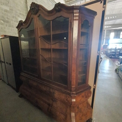 Vitrina Antigua de Estilo Luis XV en Madera con Chapa de Raíz y Herrajes Ornamentales - Imagen 2