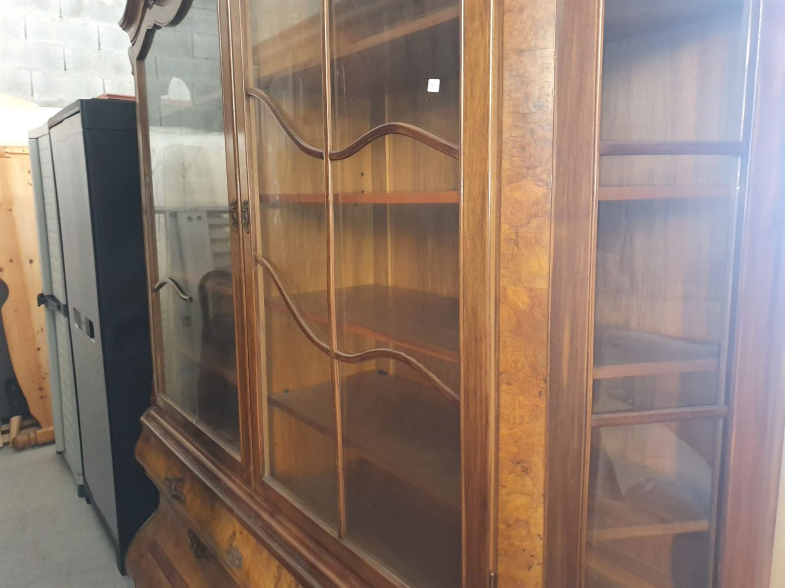 Vitrina Antigua de Estilo Luis XV en Madera con Chapa de Raíz y Herrajes Ornamentales - Imagen 3