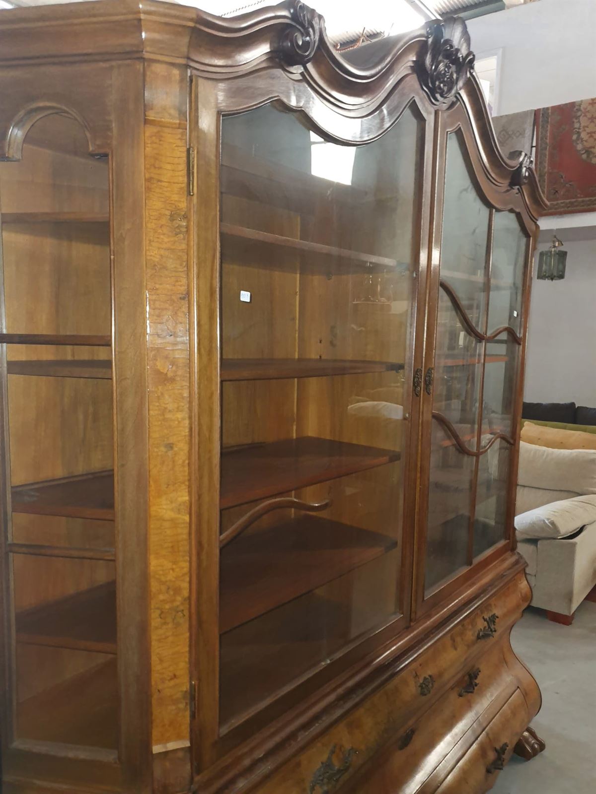 Vitrina Antigua de Estilo Luis XV en Madera con Chapa de Raíz y Herrajes Ornamentales - Imagen 4