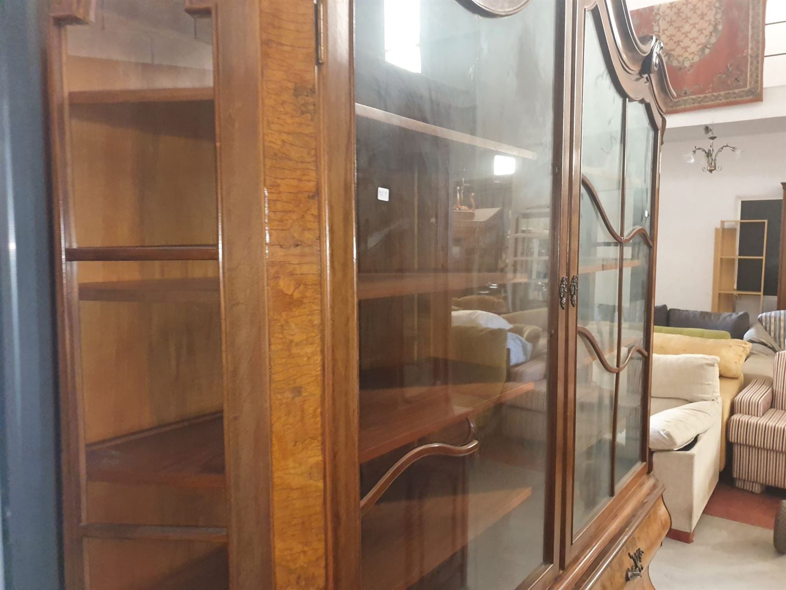 Vitrina Antigua de Estilo Luis XV en Madera con Chapa de Raíz y Herrajes Ornamentales - Imagen 5