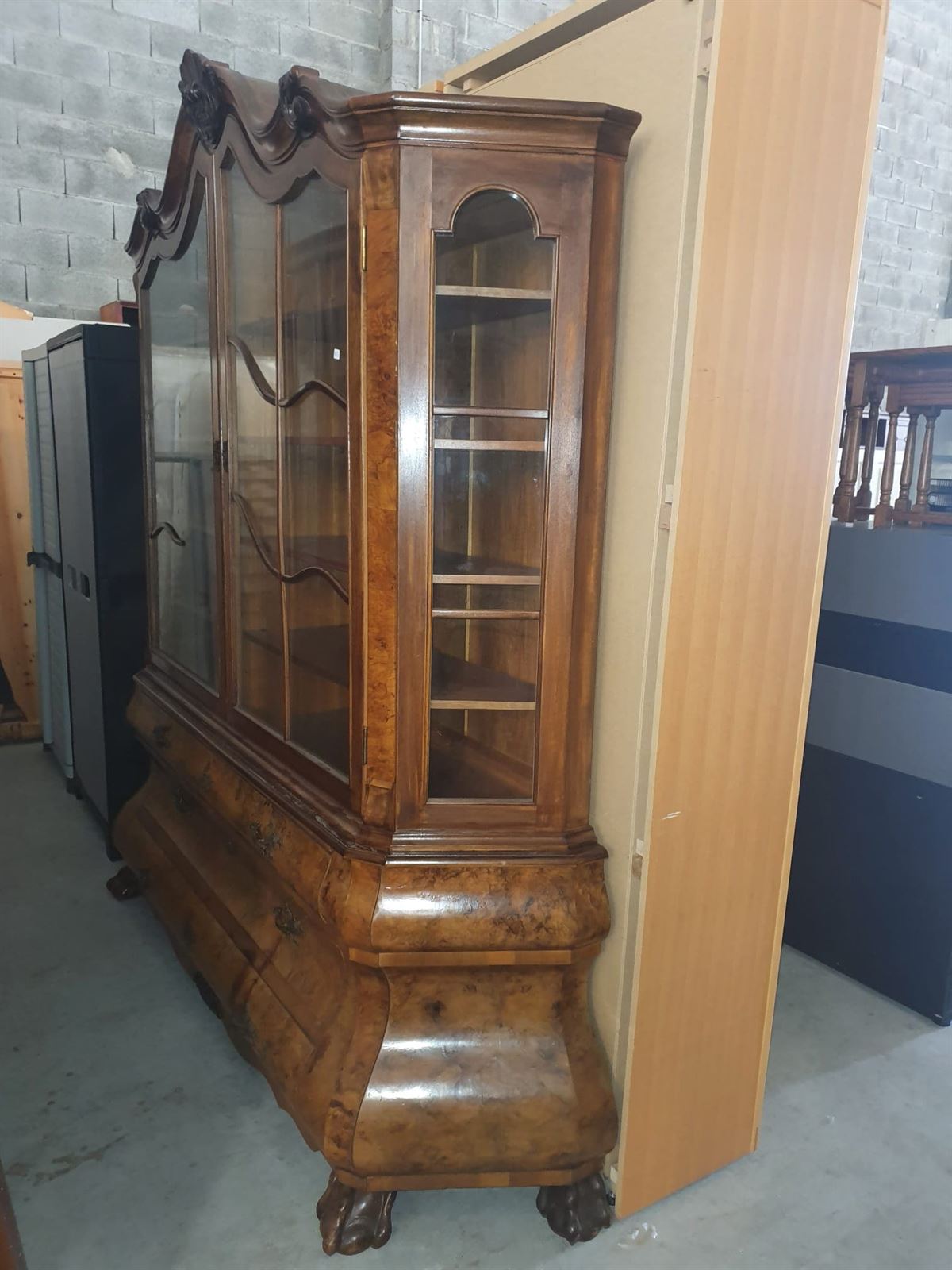 Vitrina Antigua de Estilo Luis XV en Madera con Chapa de Raíz y Herrajes Ornamentales - Imagen 6