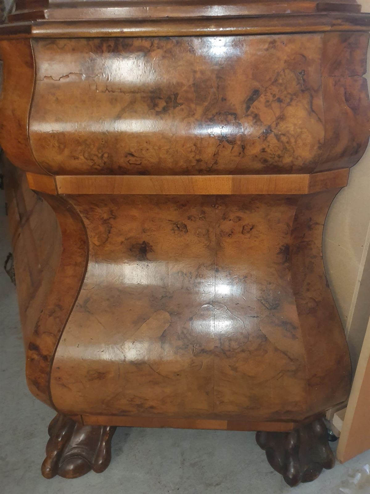Vitrina Antigua de Estilo Luis XV en Madera con Chapa de Raíz y Herrajes Ornamentales - Imagen 7