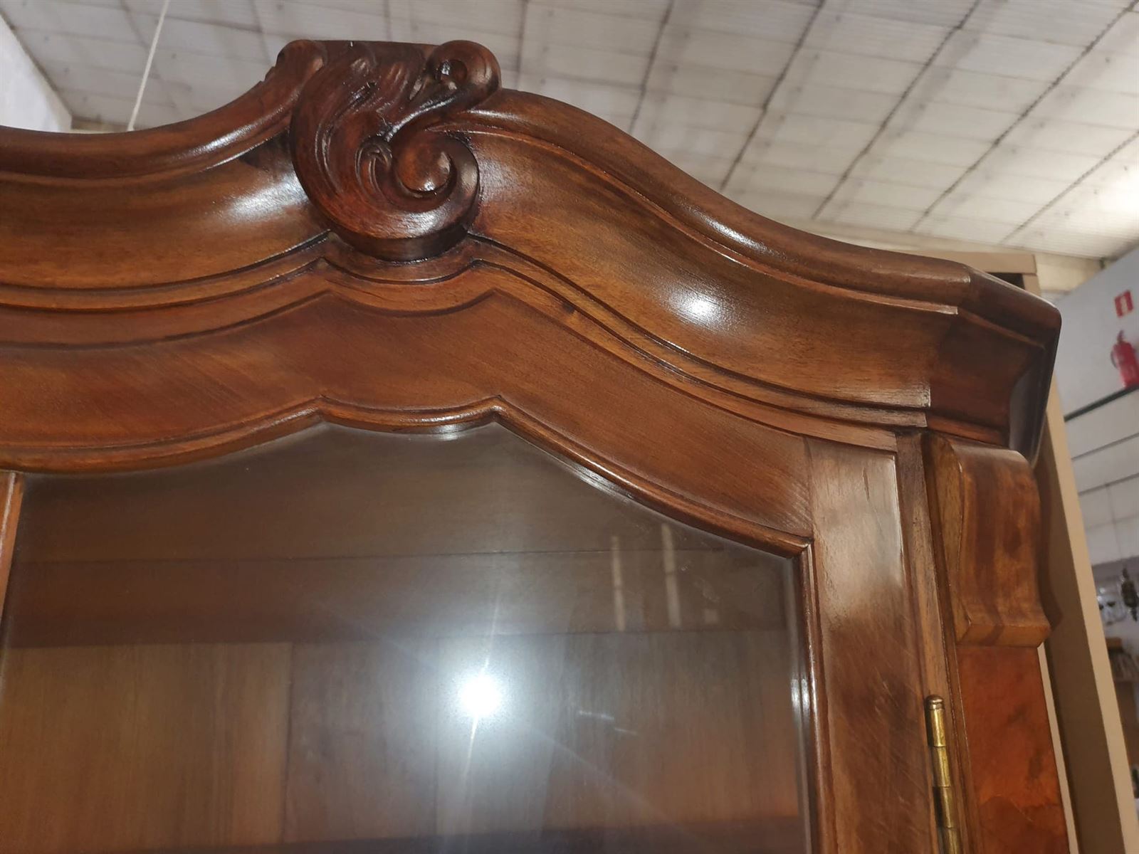 Vitrina Antigua de Estilo Luis XV en Madera con Chapa de Raíz y Herrajes Ornamentales - Imagen 9
