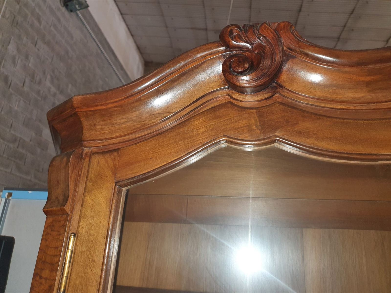 Vitrina Antigua de Estilo Luis XV en Madera con Chapa de Raíz y Herrajes Ornamentales - Imagen 10