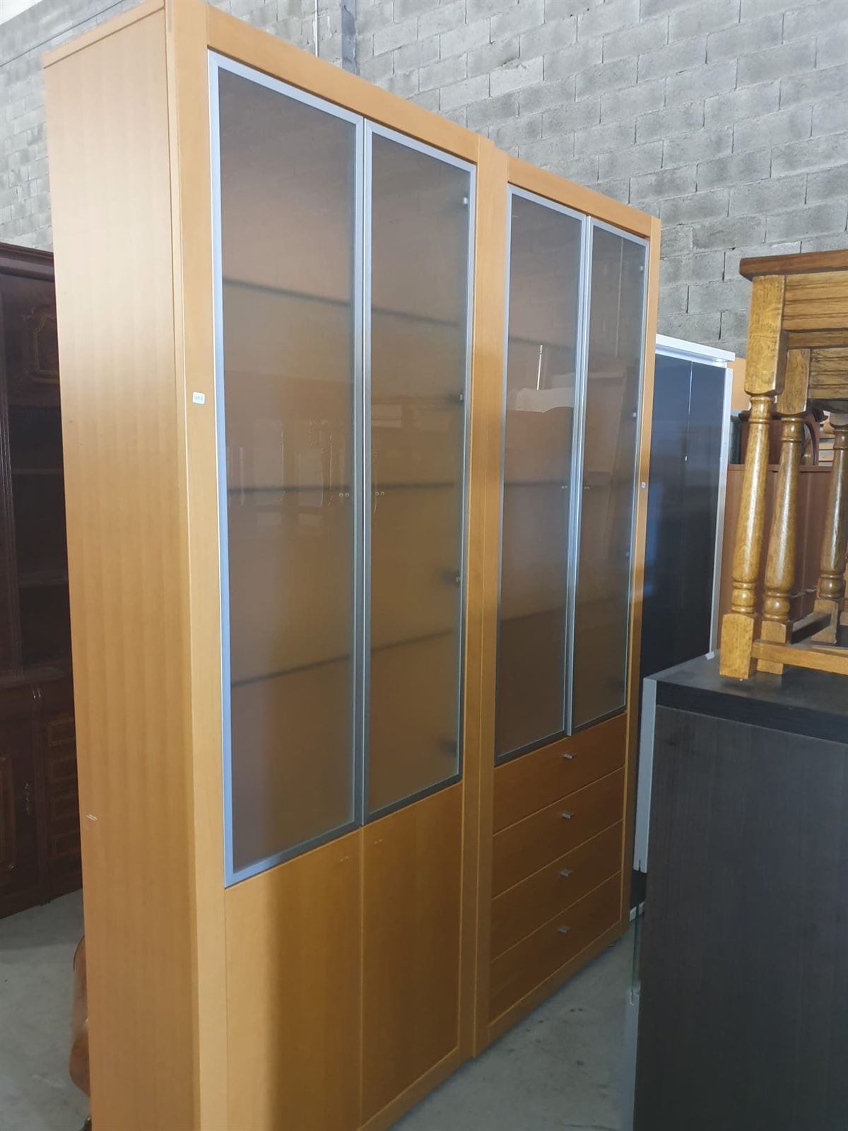Vitrina librería moderna de madera con puertas de cristal - Imagen 1