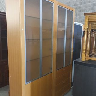 Vitrina librería moderna de madera con puertas de cristal - Imagen 1