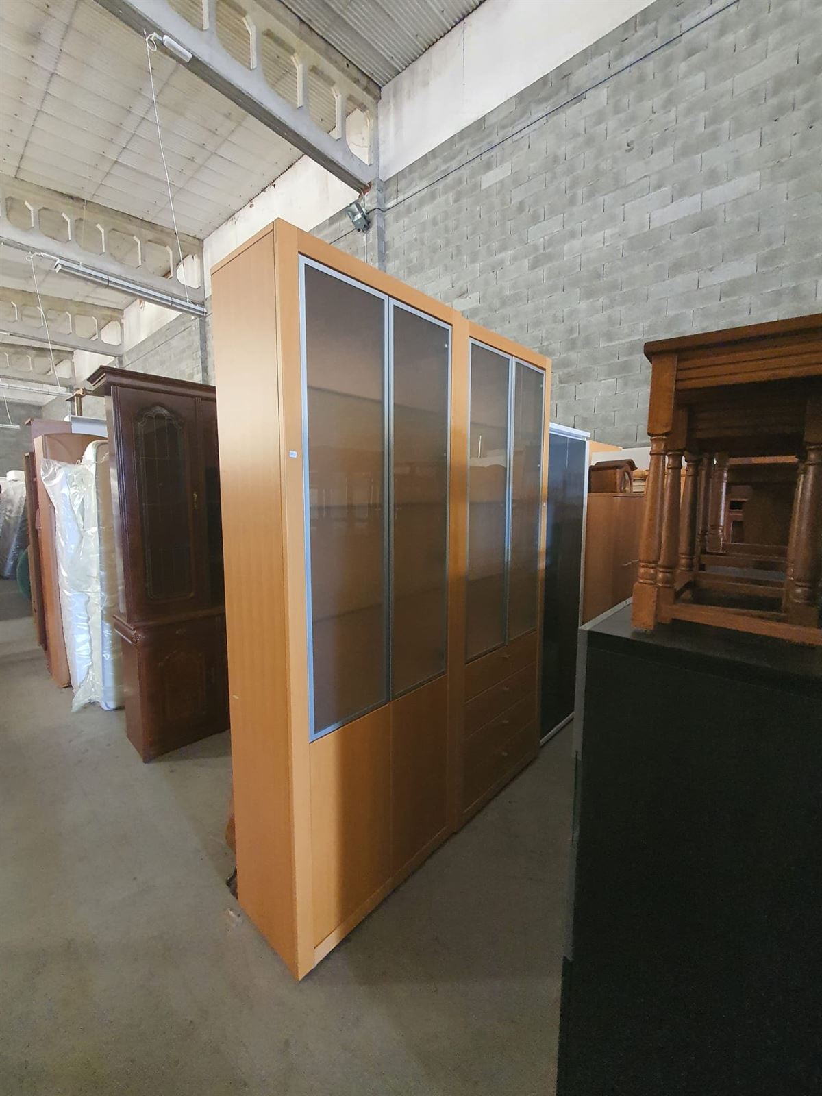Vitrina librería moderna de madera con puertas de cristal - Imagen 2