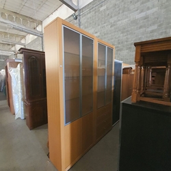 Vitrina librería moderna de madera con puertas de cristal - Imagen 2
