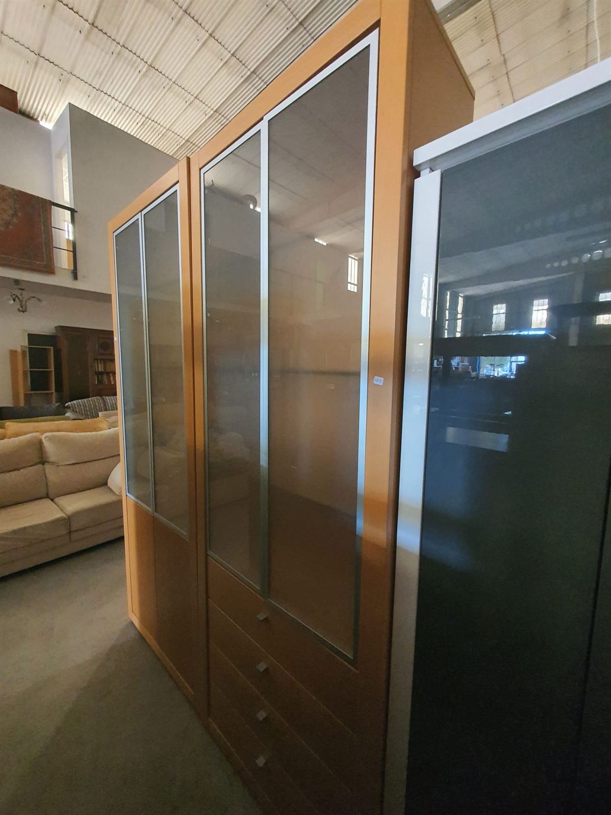 Vitrina librería moderna de madera con puertas de cristal - Imagen 3