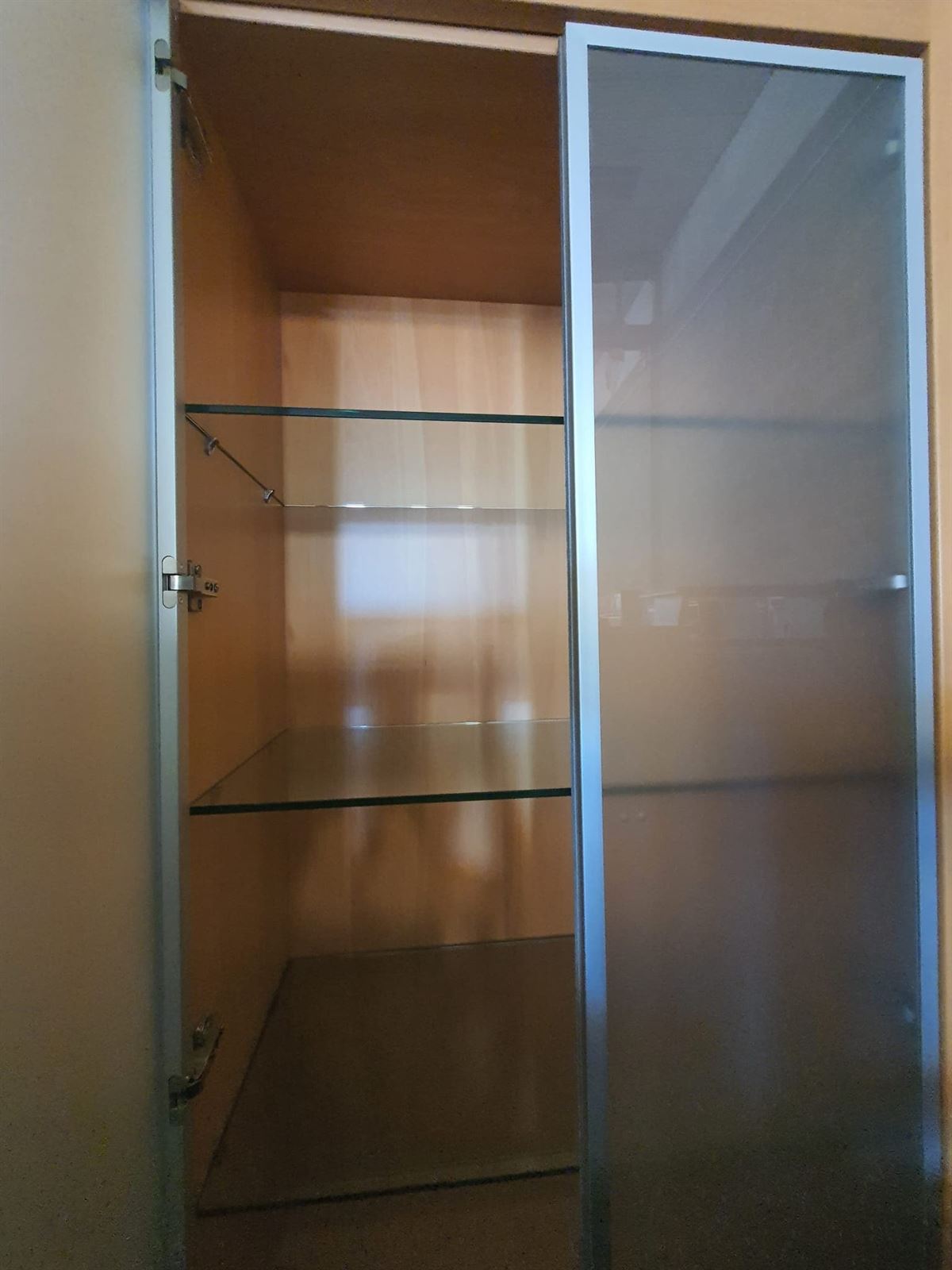 Vitrina librería moderna de madera con puertas de cristal - Imagen 4