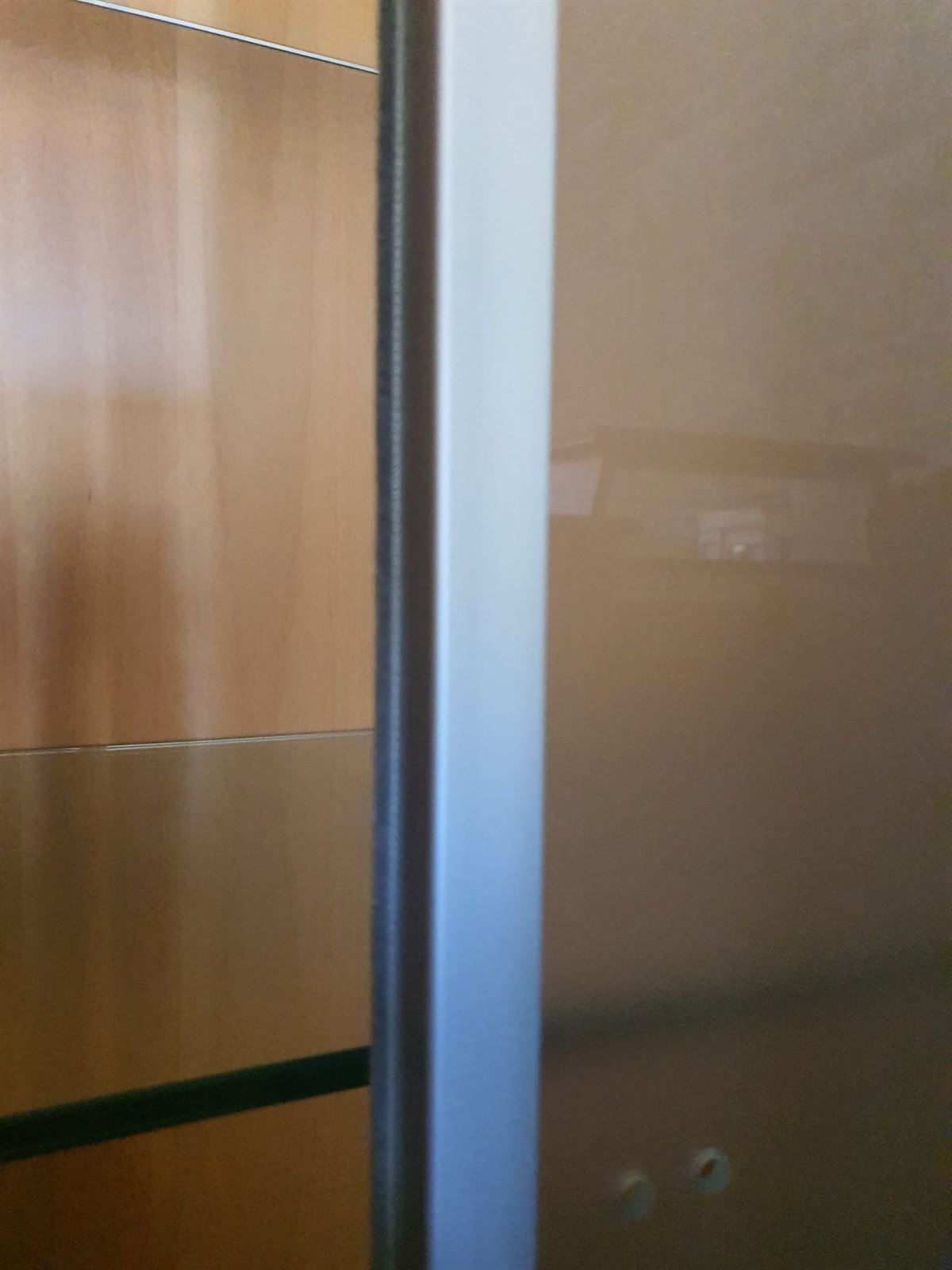 Vitrina librería moderna de madera con puertas de cristal - Imagen 5